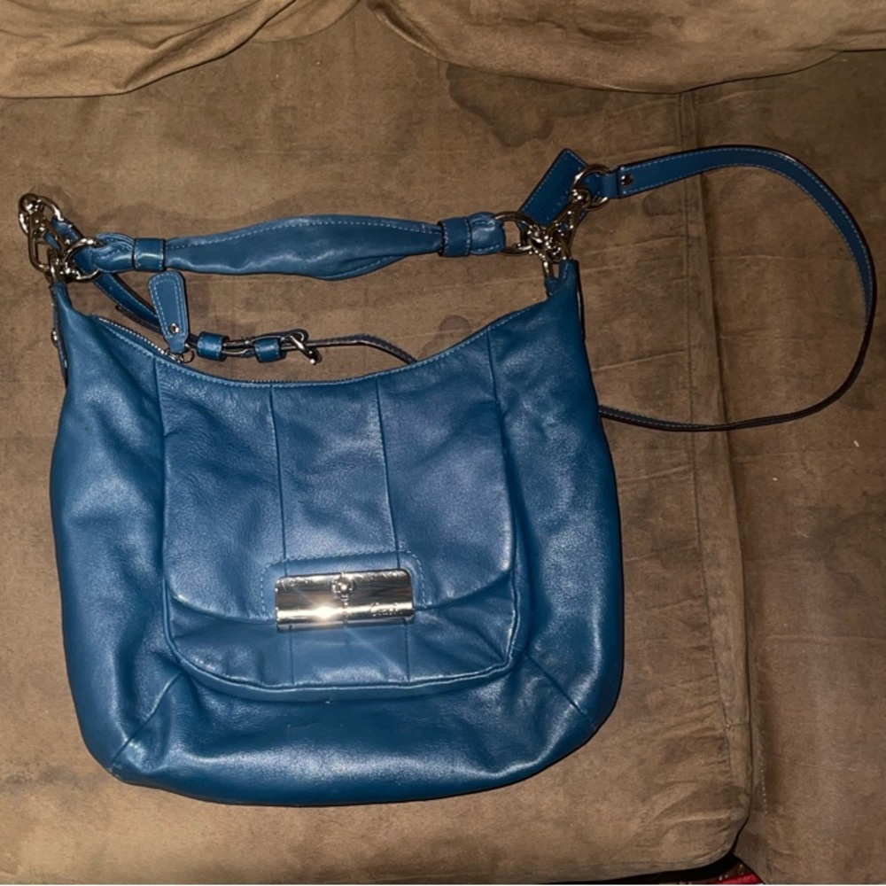 Elegant Coach Blue Leather Shoulder Bag